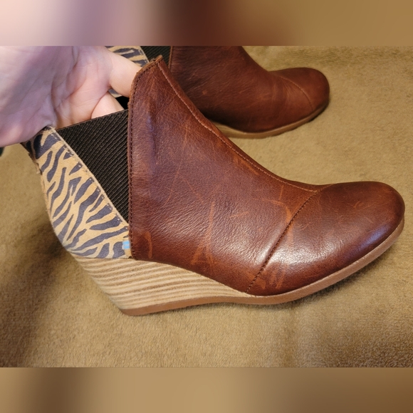 TOMS Kelsey Wedge Bootie SZ 7 Brown/Zebra Stripe Leather Round‎ Toe Pull On - Picture 6 of 11